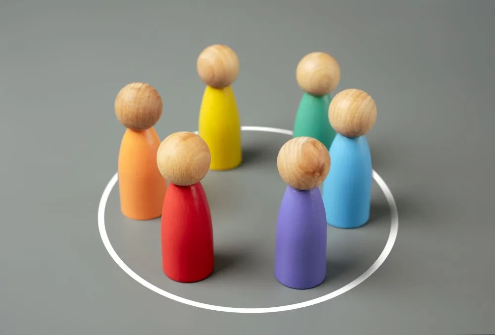 Bunte Holzfiguren in einer Reihe zeigen Vielfalt